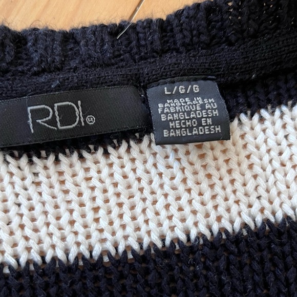 Women’s soft knit sweater. - Picture 7 of 8